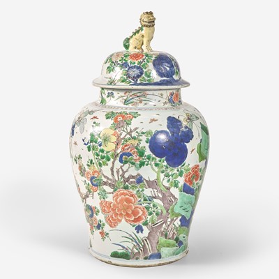 Lot 33 - A very large Chinese famille verte decorated jar and cover 洋彩大盖罐