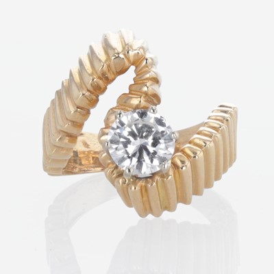 Lot 308 - A Ladies Diamond and Yellow Gold Ring