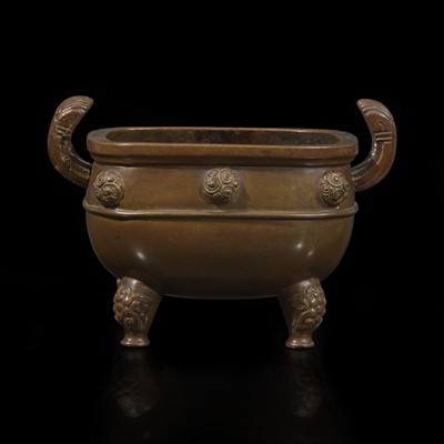 Lot 47 - A Chinese archaistic bronze small censer 摹古小铜炉