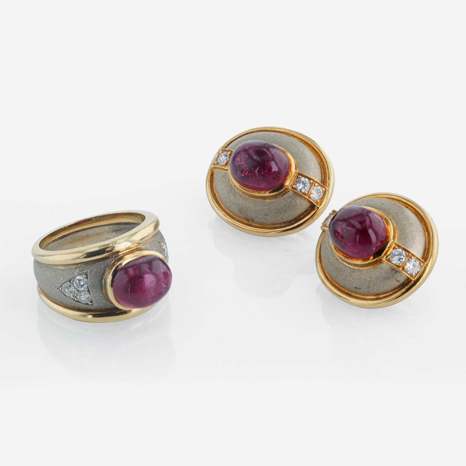 Lot 92 - A pair of 18K bicolor gold earrings with matching ring, LLBA