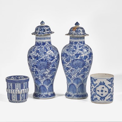 Lot 67 - A pair of Chinese blue and white porcelain baluster vases and covers 青花带盖观音瓶一对