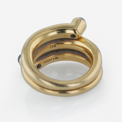 Lot 43 - An 18K yellow gold and sapphire ring, Tiffany & Co.