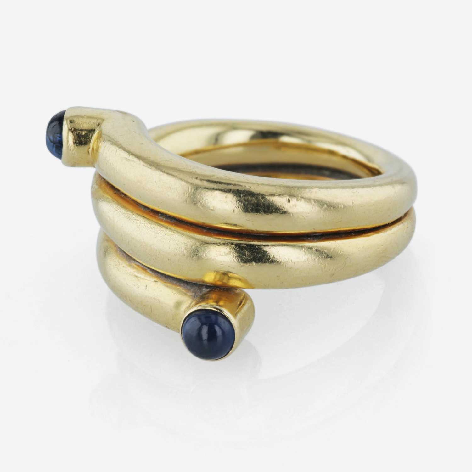 Lot 43 - An 18K yellow gold and sapphire ring, Tiffany & Co.