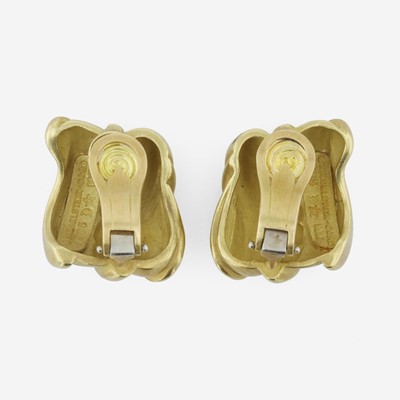 Lot 40 - A pair of 18K yellow gold ear clips, Barry Kieselstein-Cord