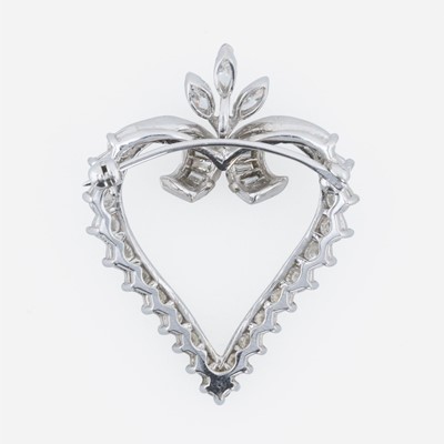 Lot 68 - A platinum and diamond pendant/brooch