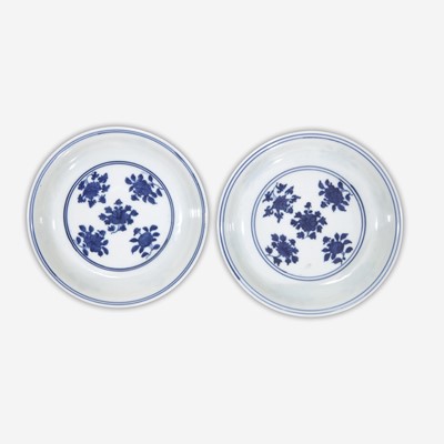 Lot 56 - A pair of Chinese blue and white "floral" dishes 青花瓷花卉盘