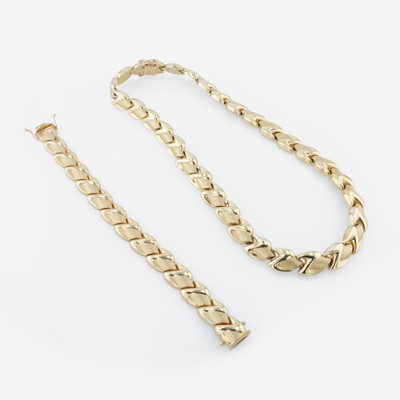 Lot 18 - A 14K yellow gold necklace and matching bracelet