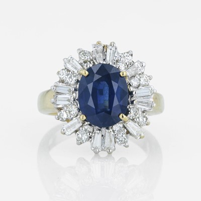 Lot 6 - An 18K yellow gold, sapphire, and diamond ring