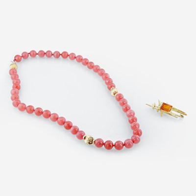 Lot 105 - A rhodochrosite and 18K yellow gold bead necklace with citrine and gold brooch