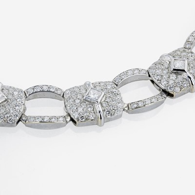 Lot 60 - An 18K, white gold and diamond necklace