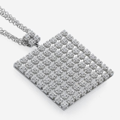 Lot 62 - A contemporary 18K white gold and diamond necklace