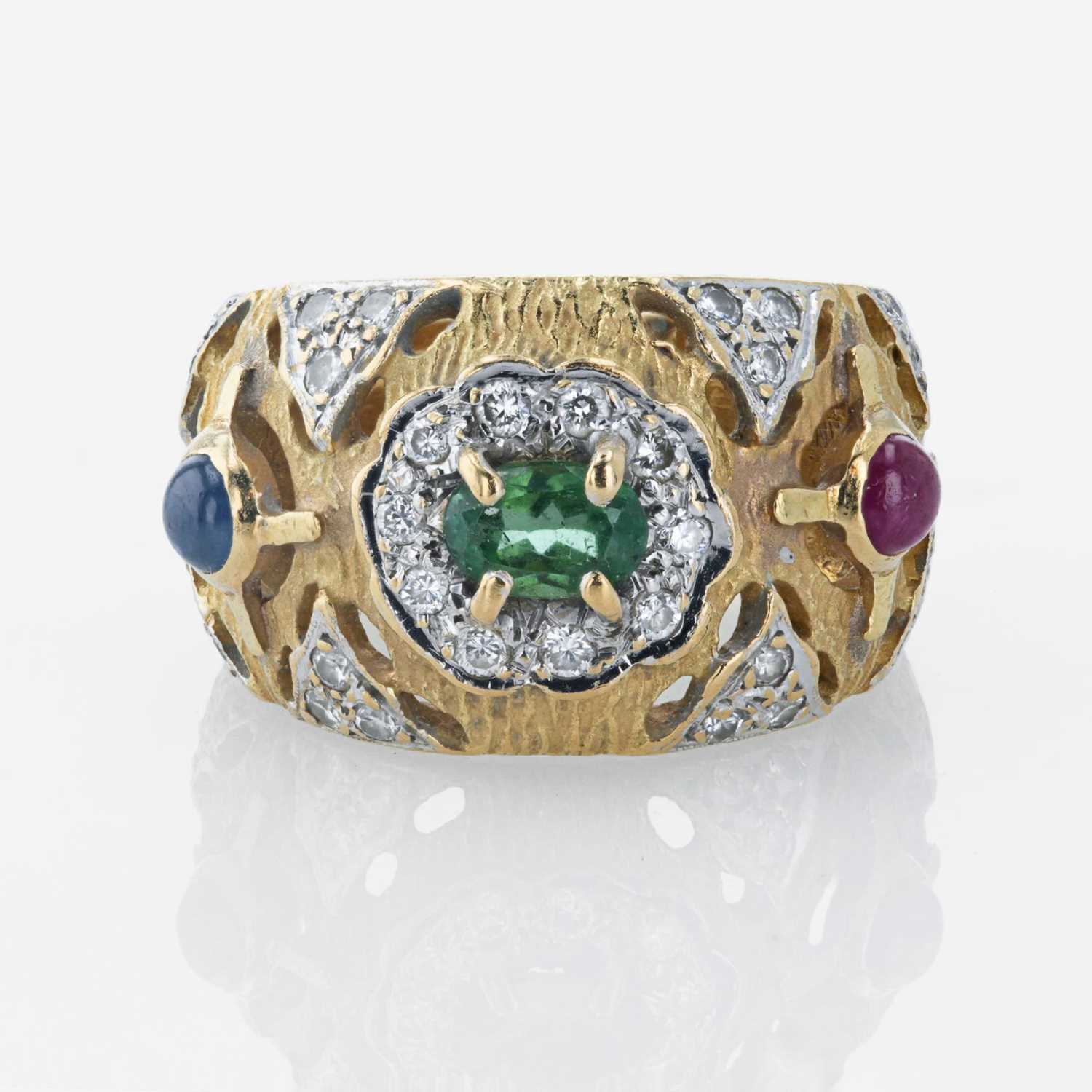 Lot 7 - An 18K, yellow gold and gemstone ring, ANF