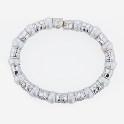 Lot 95 - An 18K white gold, cultured pearl, and diamond bangle