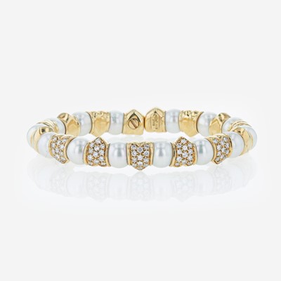 Lot 97 - An 18K yellow gold, cultured pearl, and diamond bangle
