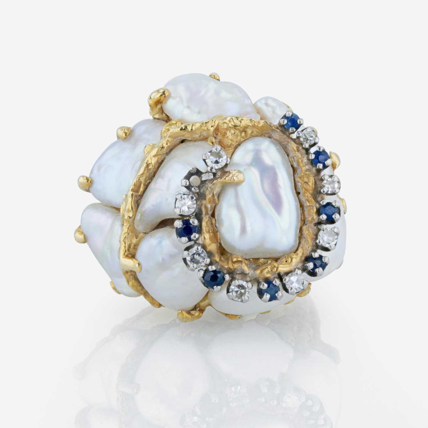 Lot 94 - An 18K yellow gold, baroque cultured pearl, diamond, and sapphire ring