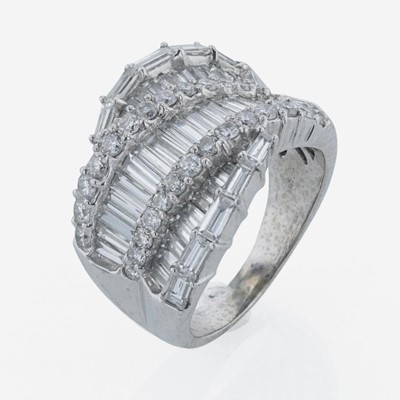 Lot 71 - An 18K white gold and diamond ring