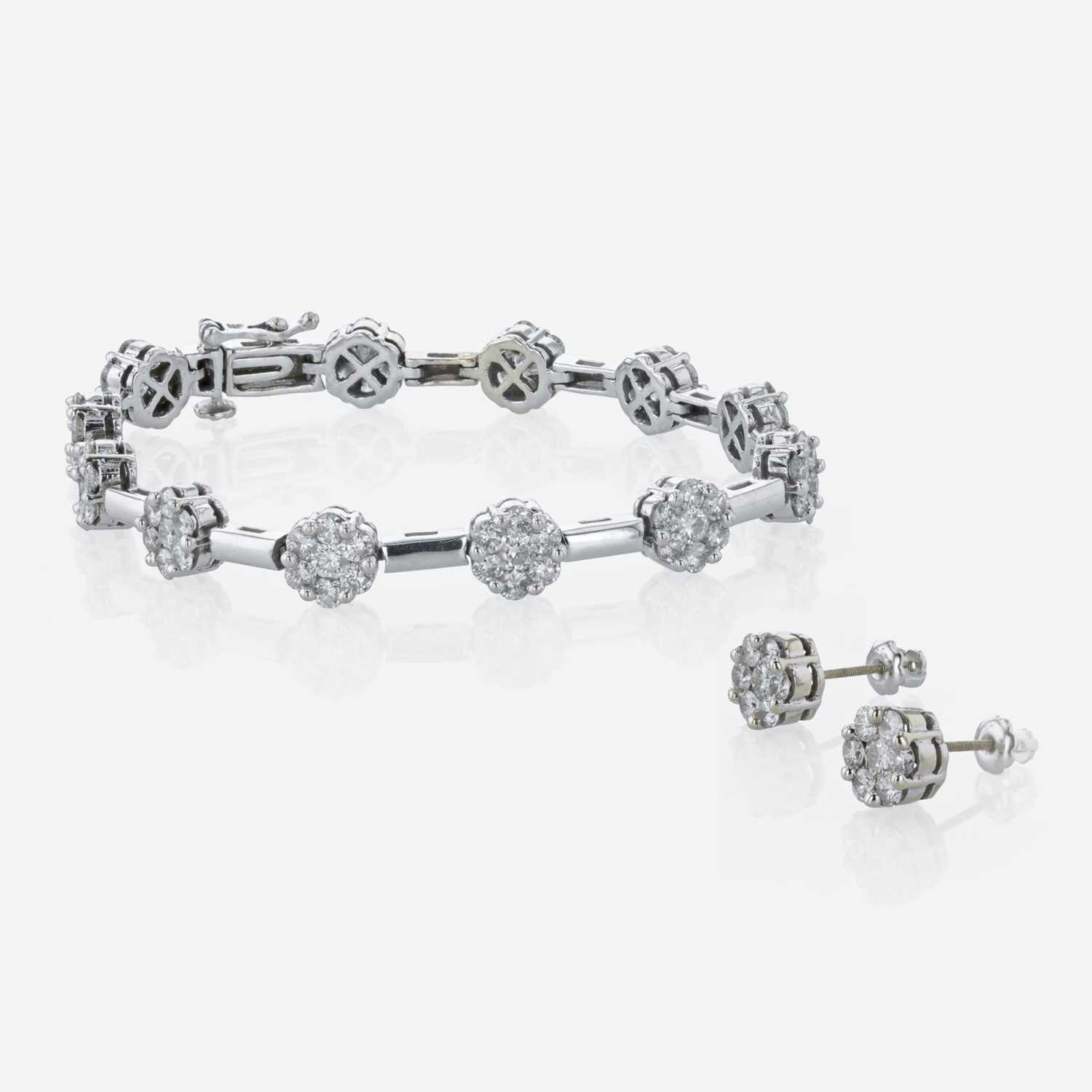 Lot 69 - A diamond bracelet and matching diamond stud earrings