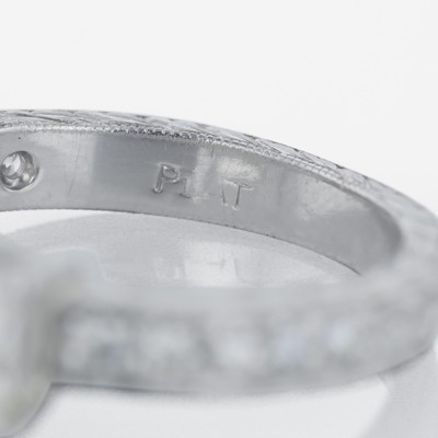 Lot 76 - A platinum and diamond ring