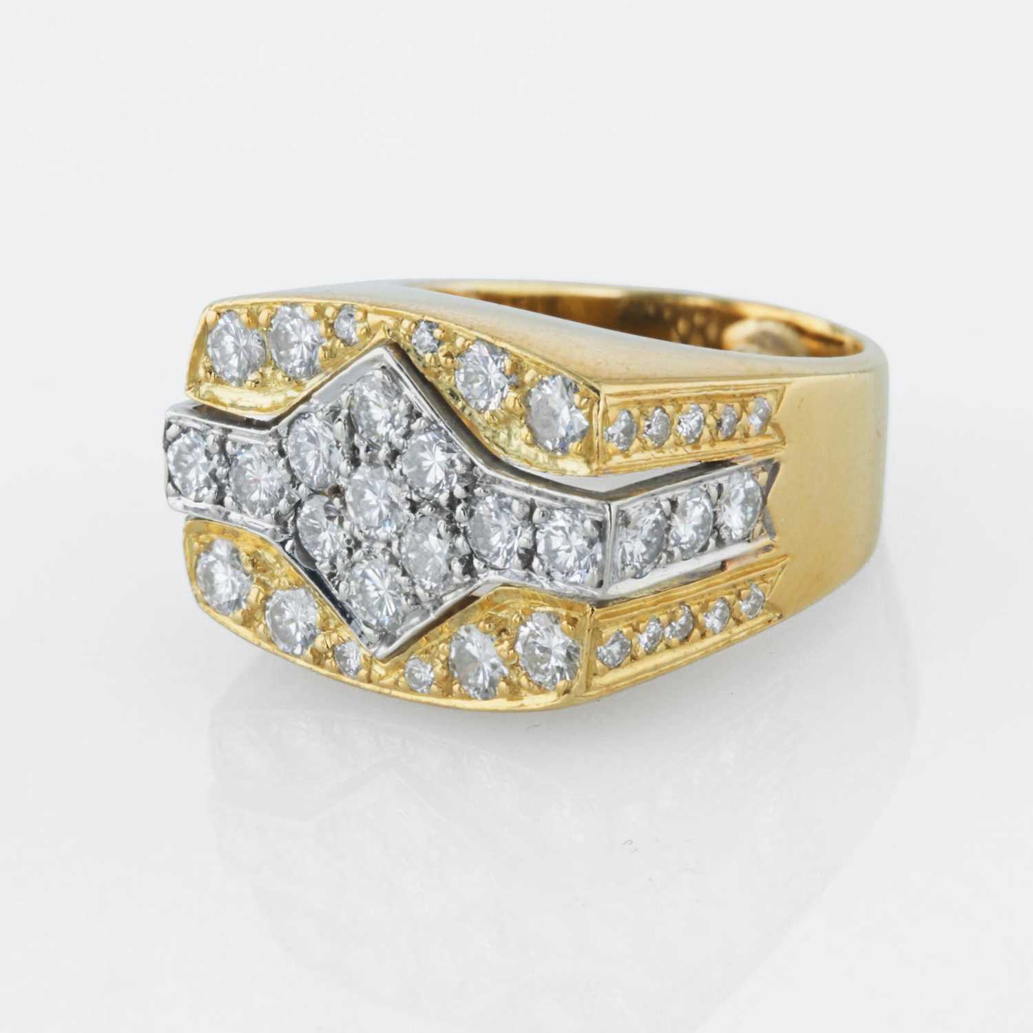 Lot 19 - An 18K bicolor gold and diamond ring