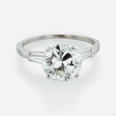 Lot 74 - A Three Stone Diamond Ring