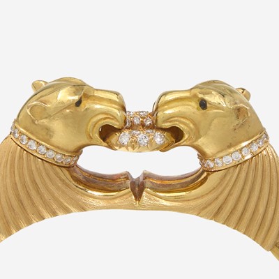 Lot 265 - An 18K Yellow Gold and Diamond Panther Bracelet
