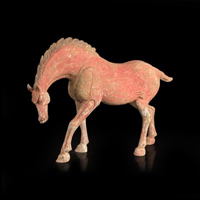 Lot 6 - A Chinese red-painted grey pottery figure of a horse with lowered head 红色彩绘陶马