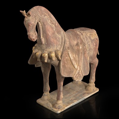 Lot 4 - A Chinese painted and parcel-gilt pottery figure of a caparisoned horse 彩绘漆金陶马