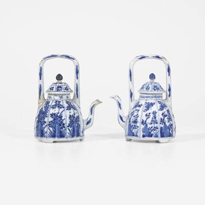 Lot 63 - An associated pair of Chinese blue and white porcelain teapots and covers 青花带盖茶壶 或为一对