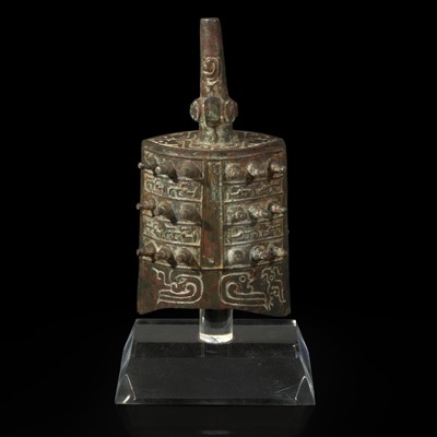 Lot 1 - An unusual small Chinese patinated bronze bell, Yongzhong 青铜甬钟