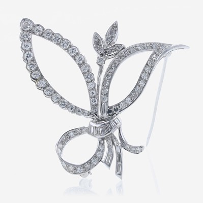 Lot 313 - A 14K White Gold and Diamond Brooch