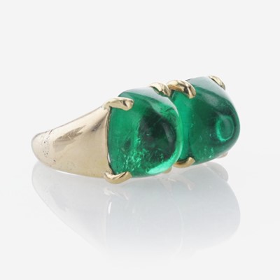 Lot 41 - A Yellow Gold and Sugarloaf Emerald Ring