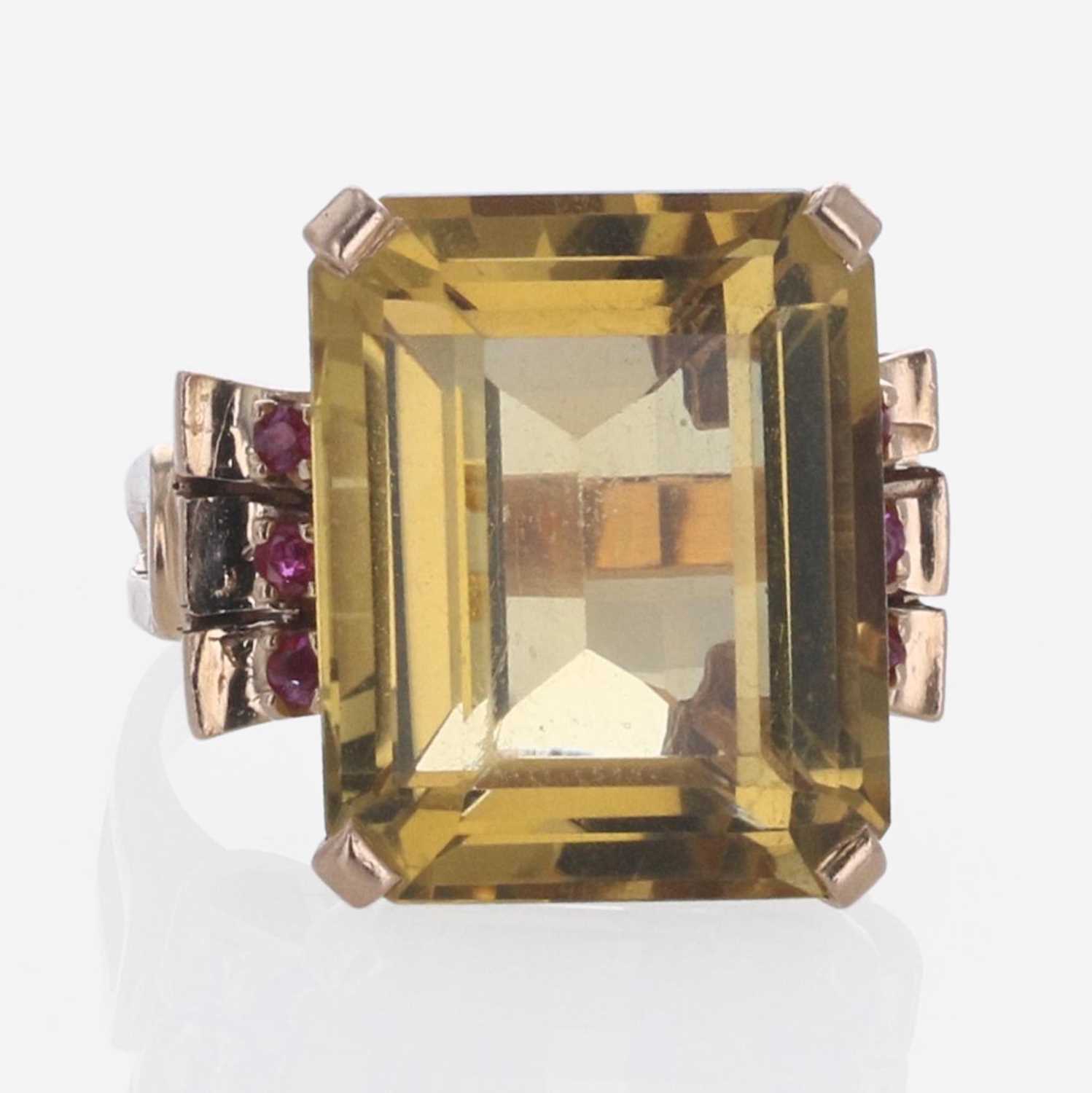Lot 274 - A Retro Citrine and Ruby Ring