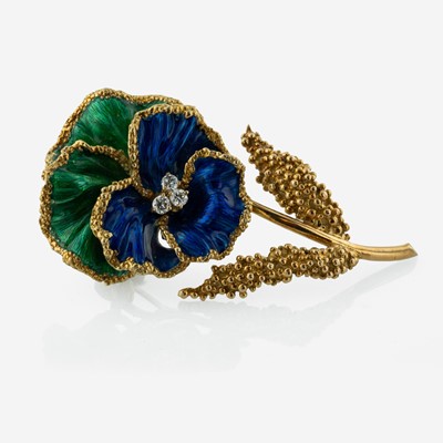 Lot 322 - An 18K Yellow Gold and Diamond Pansy Brooch