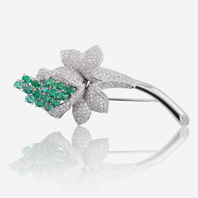 Lot 317 - An Emerald, Diamond, and 18K White Gold Brooch
