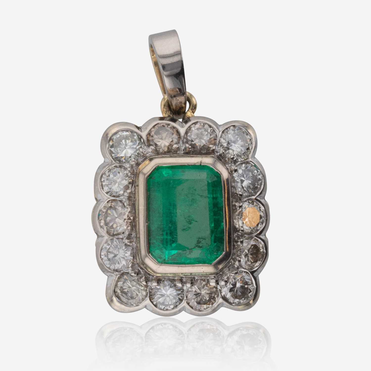 Lot 286 - An Emerald, Diamond, and 18K Gold Pendant