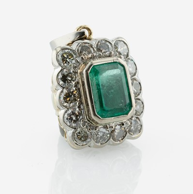 Lot 286 - An Emerald, Diamond, and 18K Gold Pendant