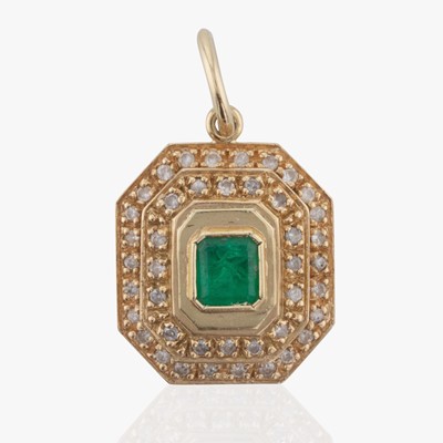 Lot 282 - An 18K Yellow Gold, Emerald, and Diamond Pendant