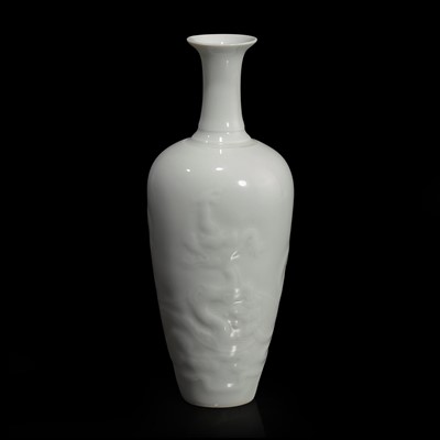 Lot 69 - A Chinese amphora-shaped "Dragon" vase 龙纹双耳瓶