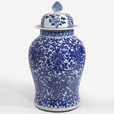 Lot 62 - A very large Chinese blue and white porcelain jar with associated cover 青花大罐及盖子(或后配)