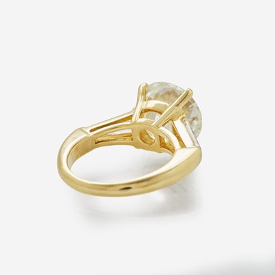 Lot 60 - A Ladies Diamond and 18K Yellow Gold Ring