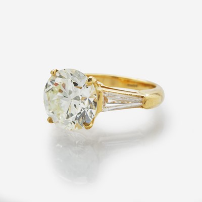 Lot 60 - A Ladies Diamond and 18K Yellow Gold Ring