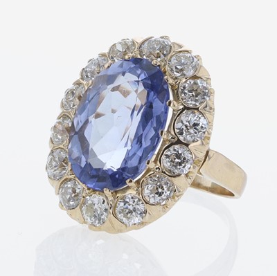 Lot 24 - A Sapphire, Diamond, and 14K Yellow Gold Ring