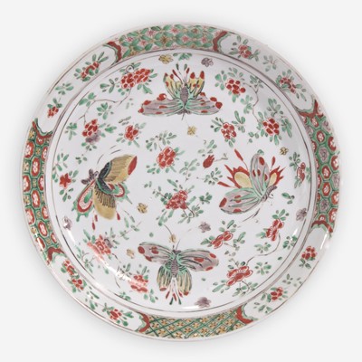 Lot 59 - A Chinese famille verte-decorated porcelain "Butterflies" dish 五彩蝴碟盘
