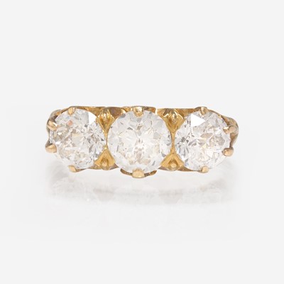 Lot 200 - A Three-Stone Diamond and Yellow Gold Ring
