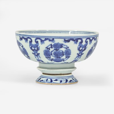 Lot 68 - An unusual Chinese blue and white porcelain rotating footed bowl 青花转底碗