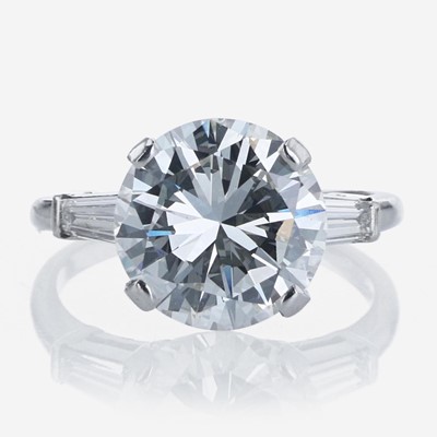 Lot 78 - A Ladies Diamond and Platinum Ring