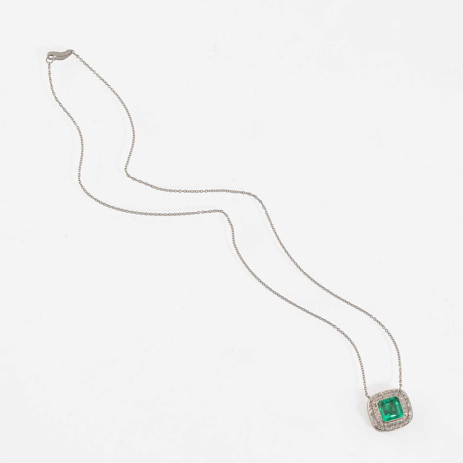 Lot 288 - A Platinum, Emerald, and Diamond Necklace