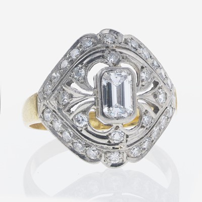 Lot 217 - An 18K Gold and Diamond Russian Ring