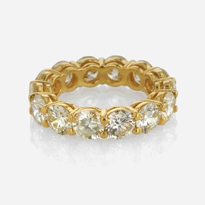 Lot 26 - A Diamond and 18K Yellow Gold Ring