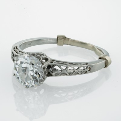 Lot 208 - A Platinum and Diamond Ring